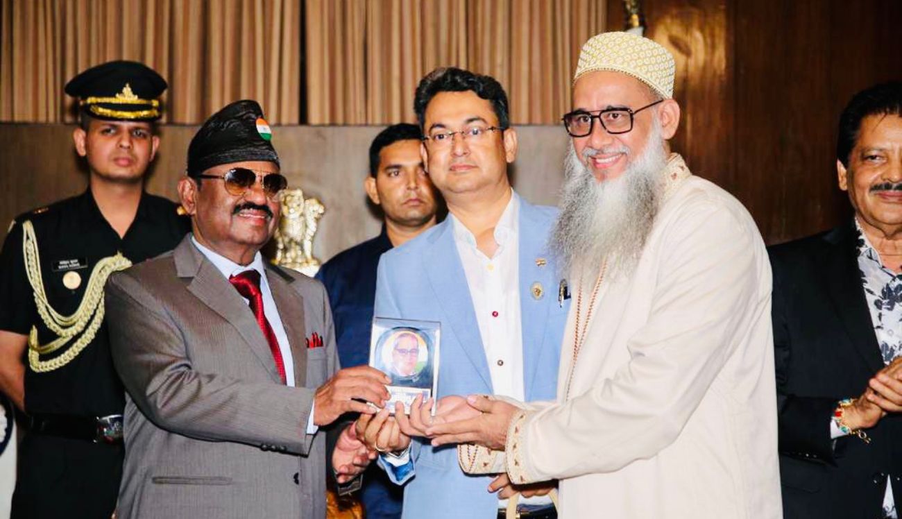 Mustafa Yusufali Gom honored by Governor of West Bengal