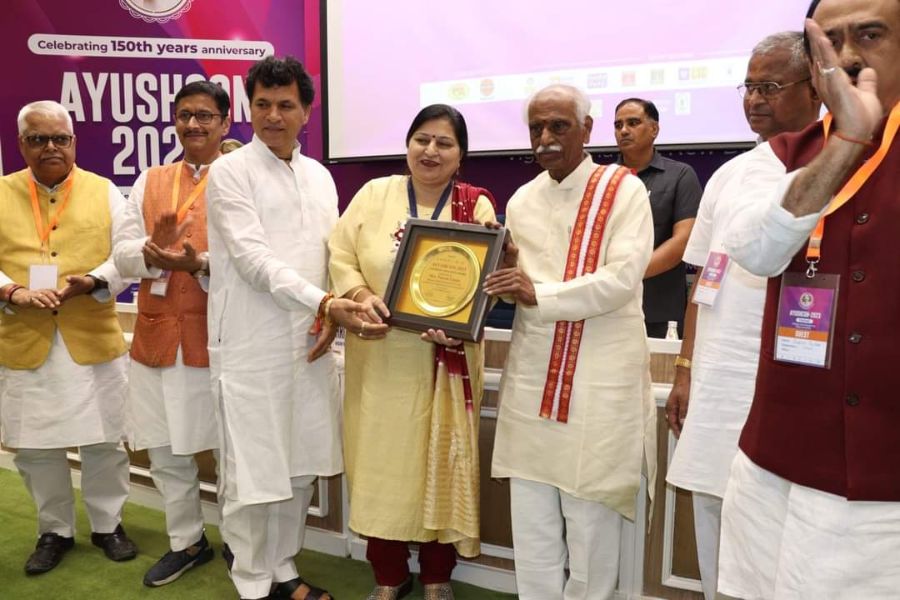 Immuno Life Pvt. Ltd. Director Mrs. Punam Gupta (Serial Entrepreneur cum Social Worker) got Ayushcon Excellence Awards from Hon’ble Haryana Governor Sh. Vandaru Datatrey