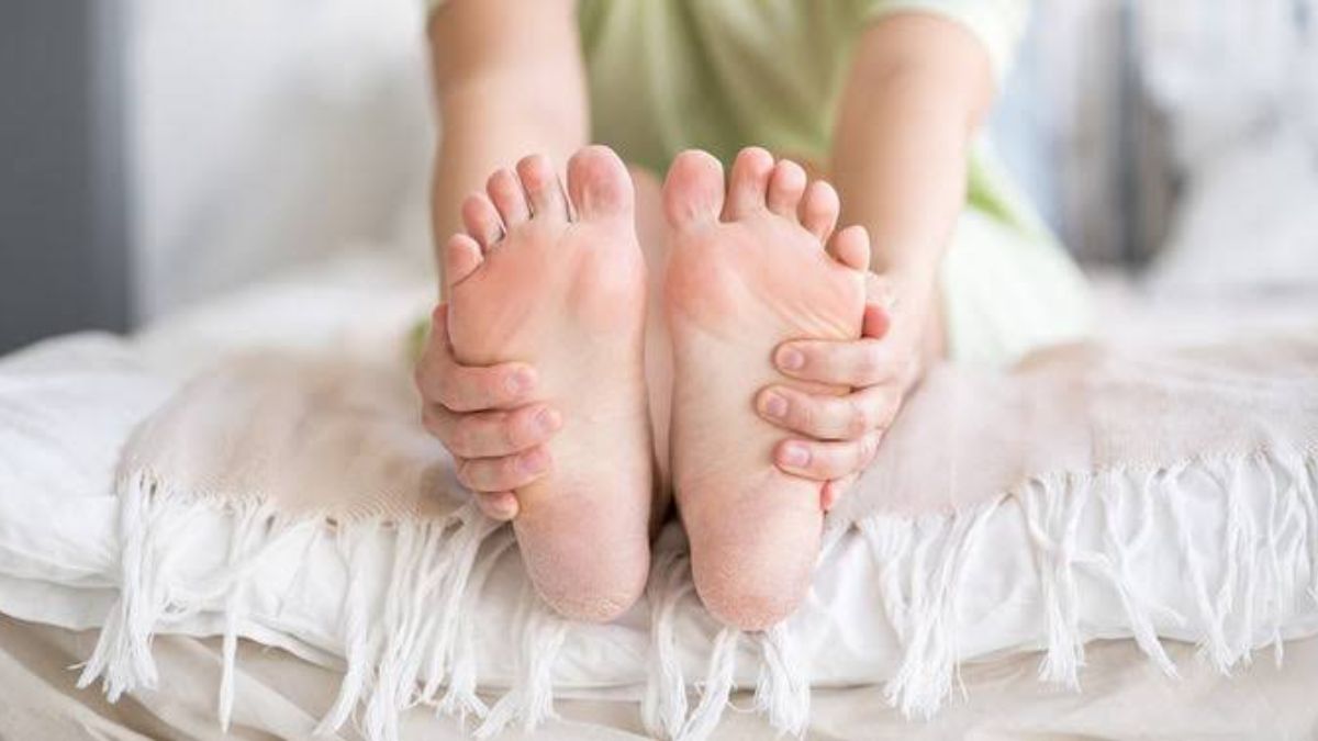 These 5 home remedies for cracked heels are a saviour. Try them right away!