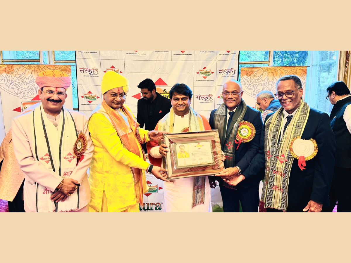 HH Shri Rajrajeshwar Guruji Receives Bharat Gaurav Award in Paris ...